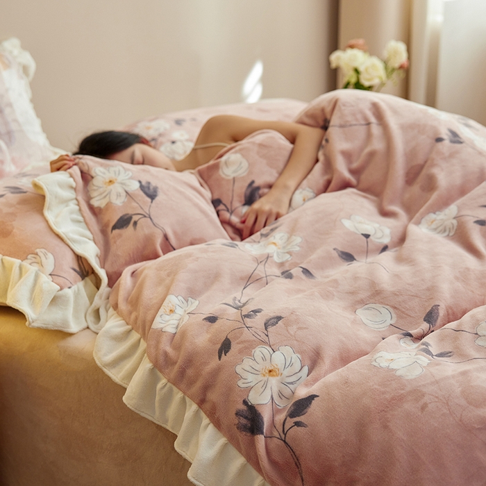 91家纺网 家纺一手货源 找家纺 2024新款240g全消光印花花边绒四件套 花似锦