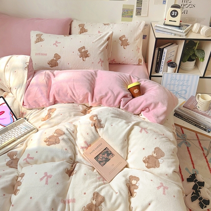 91家纺网 家纺一手货源 找家纺 山茶家纺 2024新款高克重牛奶绒印花四件套-蝴蝶结系列 布朗小熊