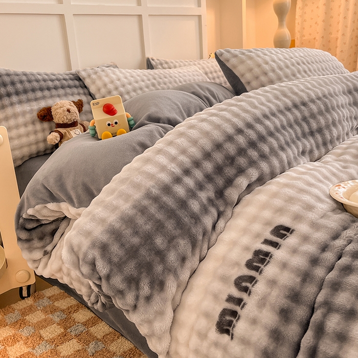 91家纺网 家纺一手货源 找家纺 金喜 2024新款牛奶绒印花泡泡四件套 泡泡牛奶绒-字母灰