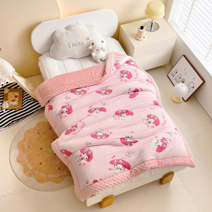 91家纺网 家纺一手货源 找家纺 乐秀家纺 2025新款A类三丽鸥针织棉豆豆被 带激光防伪吊牌 草莓美乐蒂