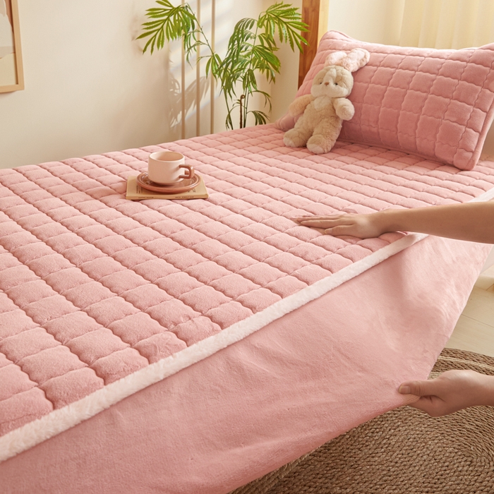 91家纺网 家纺一手货源 找家纺 鑫钰 2024新款秋冬季学生宿舍专用加厚牛奶绒床笠-暖格 暖格-绯粉