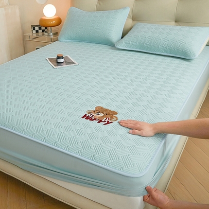 91家纺网 家纺一手货源 找家纺 暖季家纺 2025新款40支长绒棉刺绣款全棉夹棉床笠支持定制 博士小熊-天空蓝