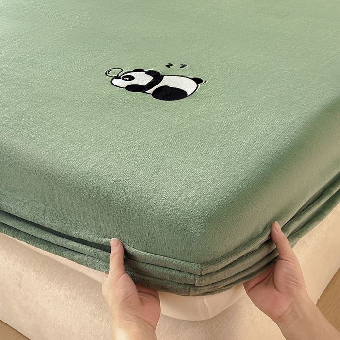 91家纺网 家纺一手货源 找家纺 梵克保罗 2024新款秋冬新款保暖加厚纯色牛奶绒泡泡熊刺绣单品单床笠 泡泡熊-墨子绿