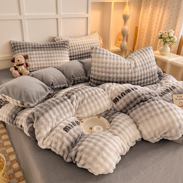 91家纺网 家纺一手货源 找家纺 金喜 2024新款牛奶绒印花泡泡四件套 泡泡牛奶绒-字母灰