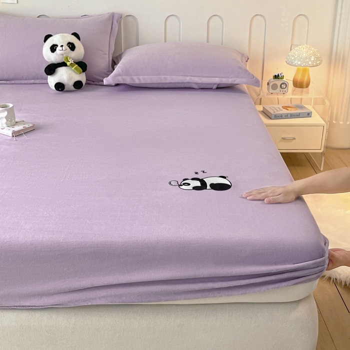 91家纺网 家纺一手货源 找家纺 梵克保罗 2024新款秋冬新款保暖加厚纯色牛奶绒泡泡熊刺绣单品单床笠 泡泡熊-香芋紫