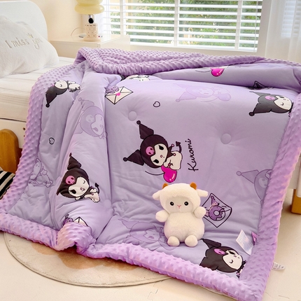 91家纺网 家纺一手货源 找家纺 乐秀家纺 2025新款A类三丽鸥针织棉豆豆被 带激光防伪吊牌 樱桃库洛米