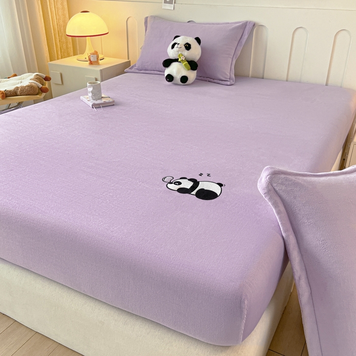 91家纺网 家纺一手货源 找家纺 梵克保罗 2024新款秋冬新款保暖加厚纯色牛奶绒泡泡熊刺绣单品单床笠 泡泡熊-香芋紫