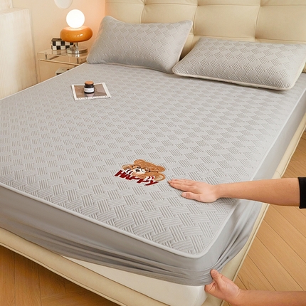 91家纺网 家纺一手货源 找家纺 暖季家纺 2025新款40支长绒棉刺绣款全棉夹棉床笠支持定制 博士小熊-时尚灰