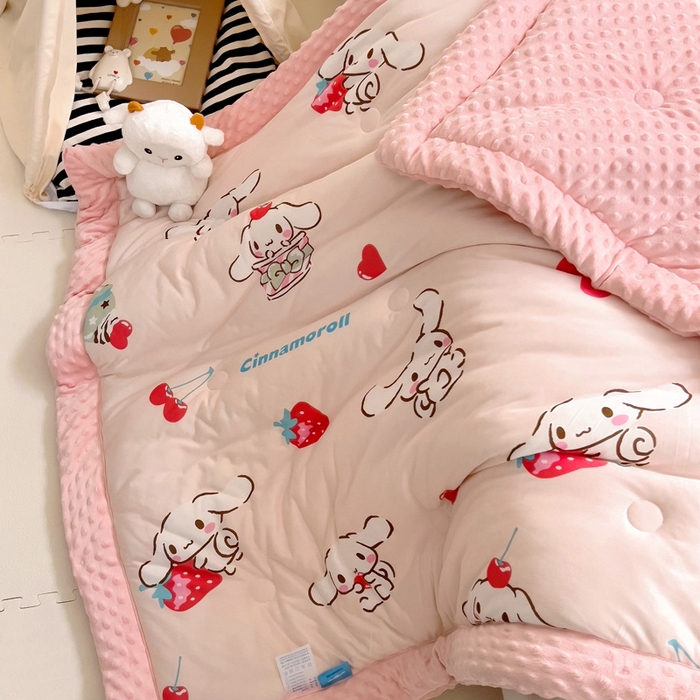 91家纺网 家纺一手货源 找家纺 乐秀家纺 2025新款A类三丽鸥针织棉豆豆被 带激光防伪吊牌 甜心玉桂狗