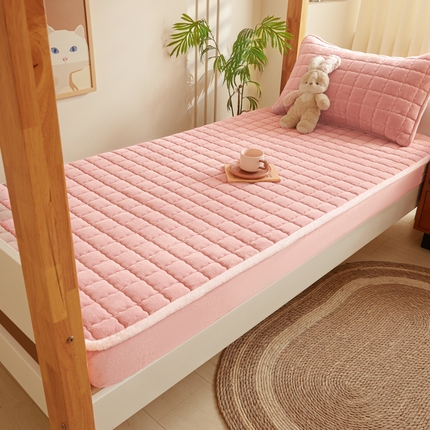 91家纺网 家纺一手货源 找家纺 鑫钰 2024新款秋冬季学生宿舍专用加厚牛奶绒床笠-暖格 暖格-绯粉