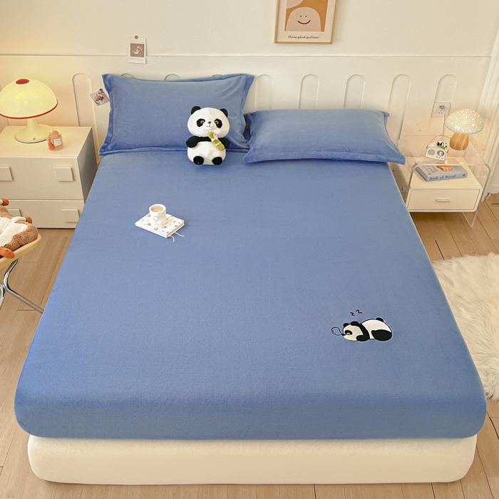 91家纺网 家纺一手货源 找家纺 梵克保罗 2024新款秋冬新款保暖加厚纯色牛奶绒泡泡熊刺绣单品单床笠 泡泡熊-宾利蓝