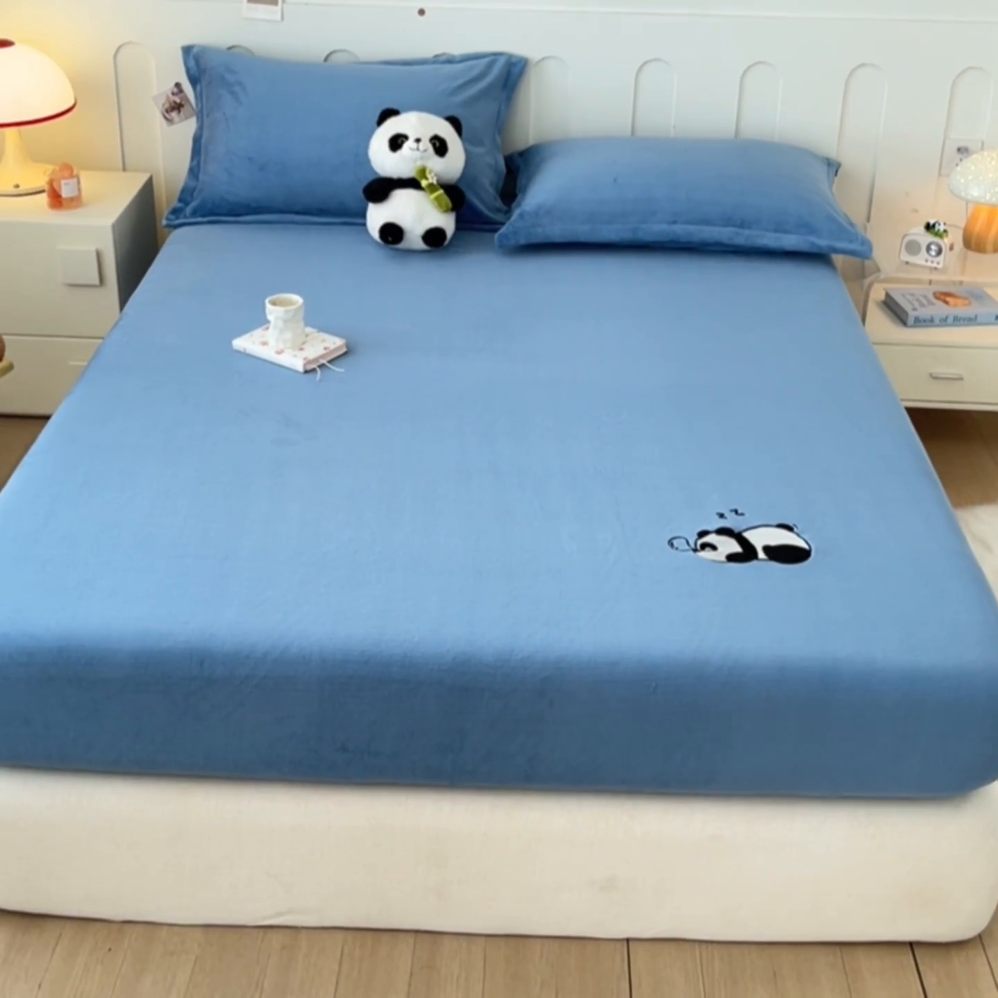 91家纺网 家纺一手货源 找家纺 梵克保罗 2024新款秋冬新款保暖加厚纯色牛奶绒泡泡熊刺绣单品单床笠 泡泡熊-宾利蓝