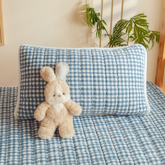 91家纺网 家纺一手货源 找家纺 鑫钰 2024新款秋冬季学生宿舍专用加厚牛奶绒床笠-暖格 暖格-蓝小格