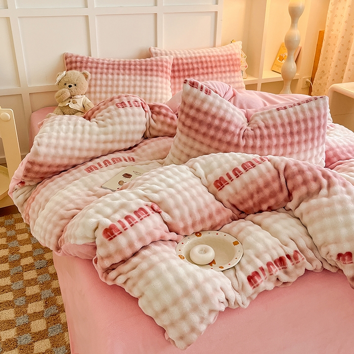 91家纺网 家纺一手货源 找家纺 金喜 2024新款牛奶绒印花泡泡四件套 泡泡牛奶绒-字母粉