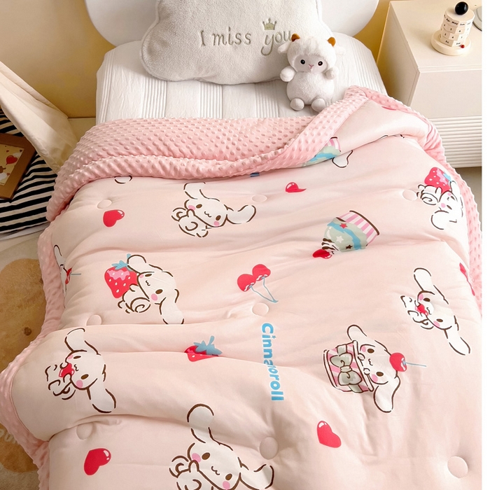 91家纺网 家纺一手货源 找家纺 乐秀家纺 2025新款A类三丽鸥针织棉豆豆被 带激光防伪吊牌 甜心玉桂狗