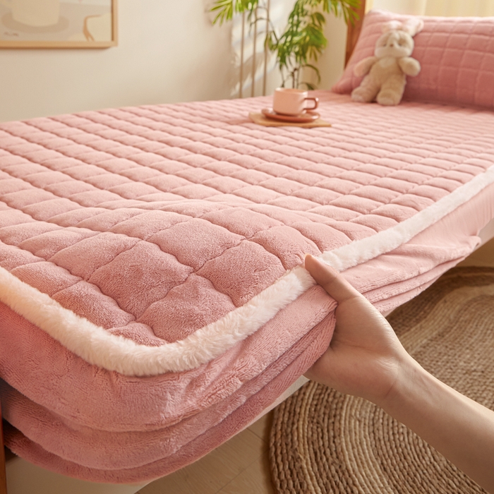 91家纺网 家纺一手货源 找家纺 鑫钰 2024新款秋冬季学生宿舍专用加厚牛奶绒床笠-暖格 暖格-绯粉
