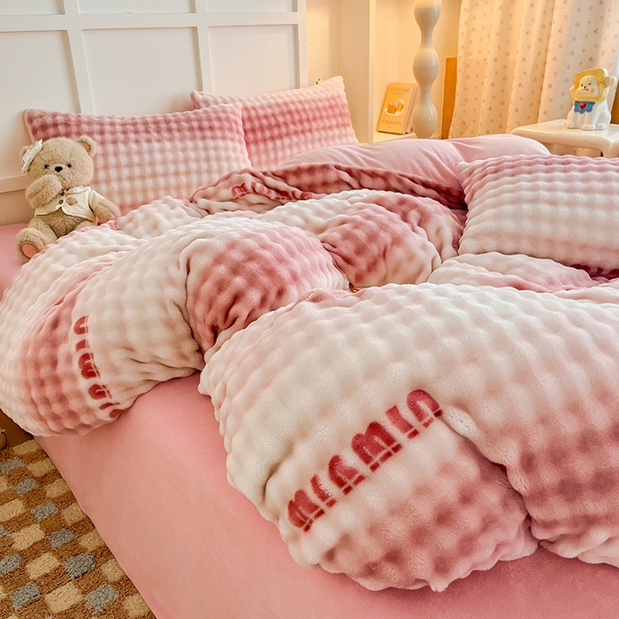 91家纺网 家纺一手货源 找家纺 金喜 2024新款牛奶绒印花泡泡四件套 泡泡牛奶绒-字母粉