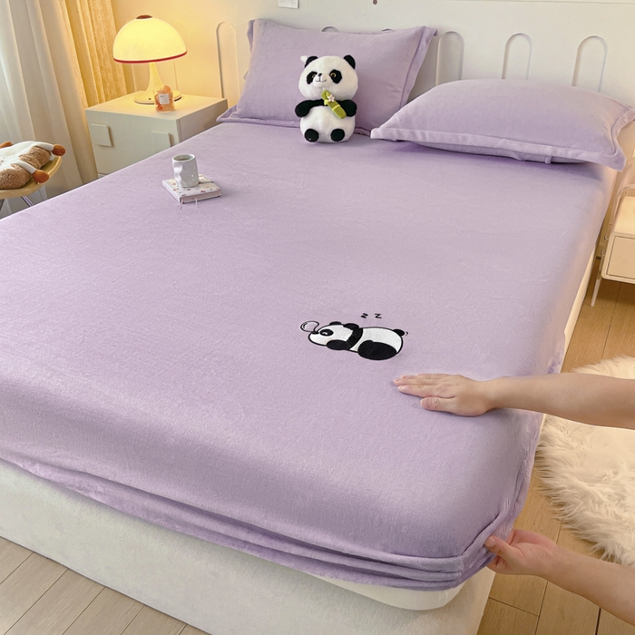 91家纺网 家纺一手货源 找家纺 梵克保罗 2024新款秋冬新款保暖加厚纯色牛奶绒泡泡熊刺绣单品单床笠 泡泡熊-香芋紫