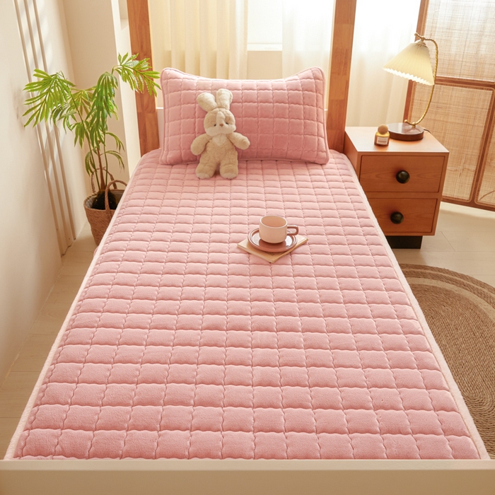 91家纺网 家纺一手货源 找家纺 鑫钰 2024新款秋冬季学生宿舍专用加厚牛奶绒床笠-暖格 暖格-绯粉