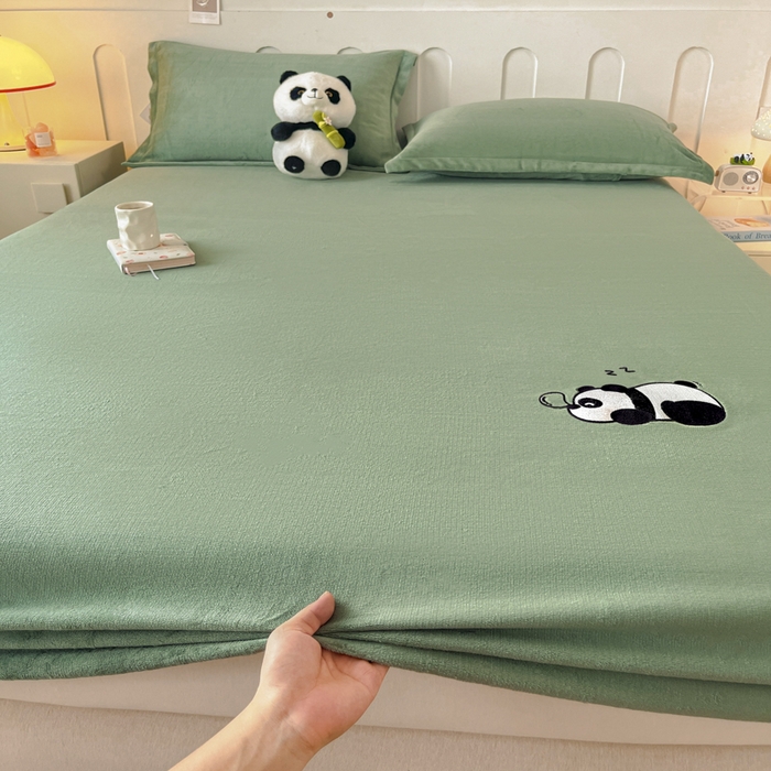 91家纺网 家纺一手货源 找家纺 梵克保罗 2024新款秋冬新款保暖加厚纯色牛奶绒泡泡熊刺绣单品单床笠 泡泡熊-墨子绿