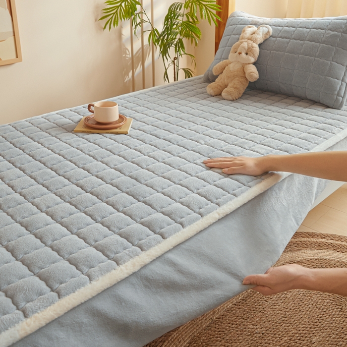 91家纺网 家纺一手货源 找家纺 鑫钰 2024新款秋冬季学生宿舍专用加厚牛奶绒床笠-暖格 暖格-浅灰