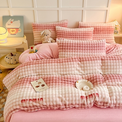 91家纺网 家纺一手货源 找家纺 金喜 2024新款牛奶绒印花泡泡四件套 泡泡牛奶绒-字母粉