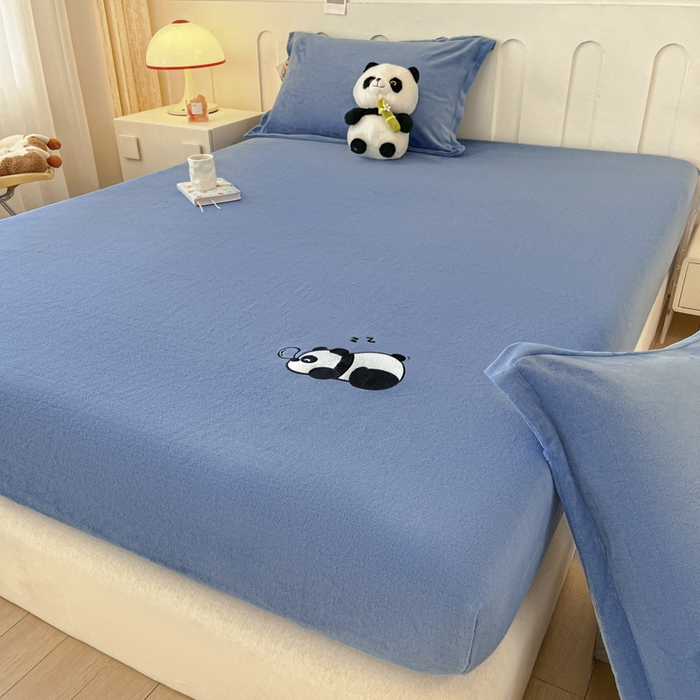 91家纺网 家纺一手货源 找家纺 梵克保罗 2024新款秋冬新款保暖加厚纯色牛奶绒泡泡熊刺绣单品单床笠 泡泡熊-宾利蓝