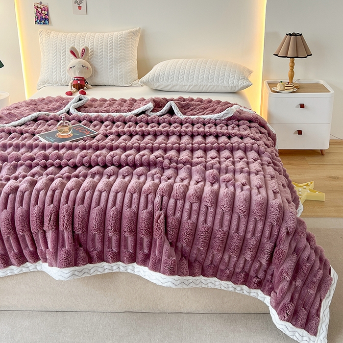 91家纺网 家纺一手货源 找家纺 金喜 2024新款纯色仿裘皮兔绒毛毯包边款多用途毛毯办公室午睡毯家用毛毯被  典雅紫