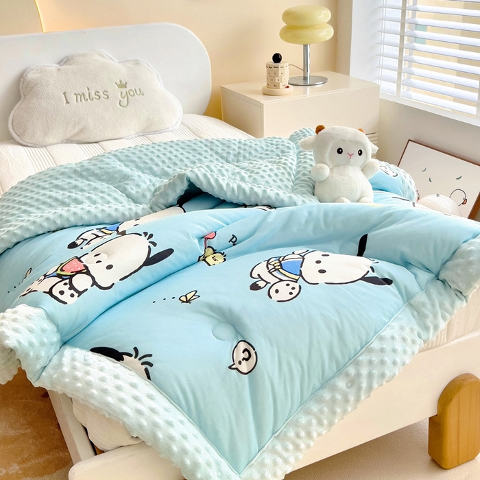 91家纺网 家纺一手货源 找家纺 乐秀家纺 2025新款A类三丽鸥针织棉豆豆被 带激光防伪吊牌 西瓜帕恰狗