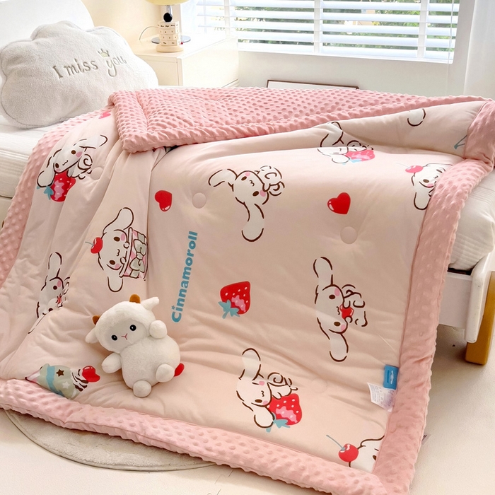 91家纺网 家纺一手货源 找家纺 乐秀家纺 2025新款A类三丽鸥针织棉豆豆被 带激光防伪吊牌 甜心玉桂狗