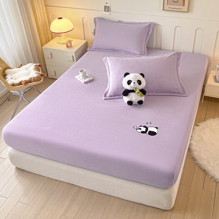 91家纺网 家纺一手货源 找家纺 梵克保罗 2024新款秋冬新款保暖加厚纯色牛奶绒泡泡熊刺绣单品单床笠 泡泡熊-香芋紫