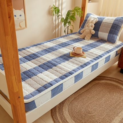 91家纺网 家纺一手货源 找家纺 鑫钰 2024新款秋冬季学生宿舍专用加厚牛奶绒床笠-暖格 暖格-蓝大格