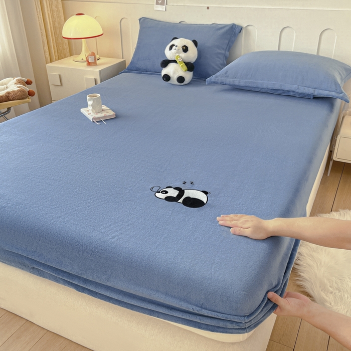 91家纺网 家纺一手货源 找家纺 梵克保罗 2024新款秋冬新款保暖加厚纯色牛奶绒泡泡熊刺绣单品单床笠 泡泡熊-宾利蓝