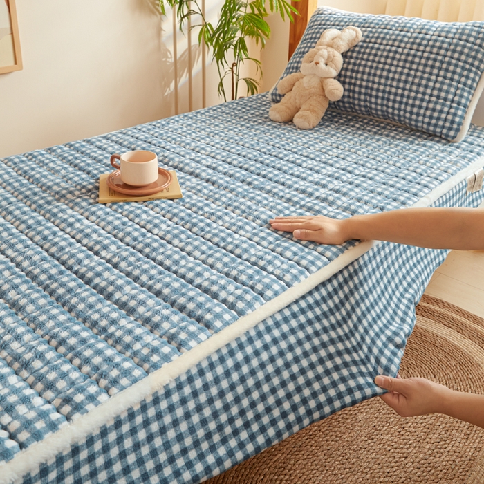 91家纺网 家纺一手货源 找家纺 鑫钰 2024新款秋冬季学生宿舍专用加厚牛奶绒床笠-暖格 暖格-蓝小格