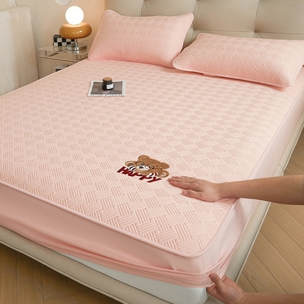 91家纺网 家纺一手货源 找家纺 暖季家纺 2025新款40支长绒棉刺绣款全棉夹棉床笠支持定制 博士小熊-枫叶粉