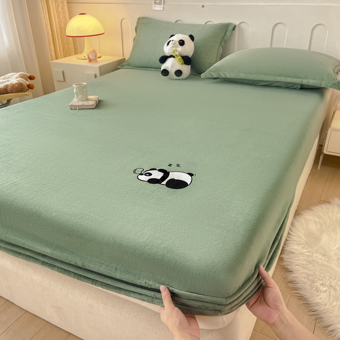 91家纺网 家纺一手货源 找家纺 梵克保罗 2024新款秋冬新款保暖加厚纯色牛奶绒泡泡熊刺绣单品单床笠 泡泡熊-墨子绿