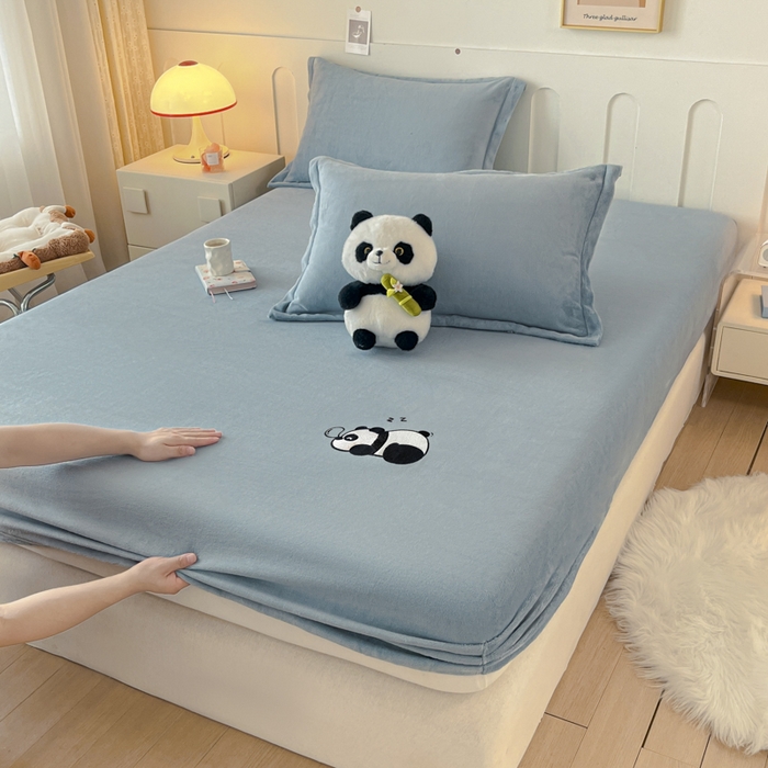 91家纺网 家纺一手货源 找家纺 梵克保罗 2024新款秋冬新款保暖加厚纯色牛奶绒泡泡熊刺绣单品单床笠 泡泡熊-淡蓝