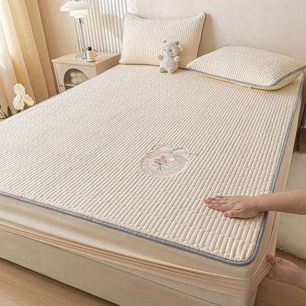 91家纺网 家纺一手货源 找家纺 暖季家纺 2025新款40支长绒棉刺绣款全棉夹棉床笠支持定制 全棉夹棉蝴蝶结-奶昔白