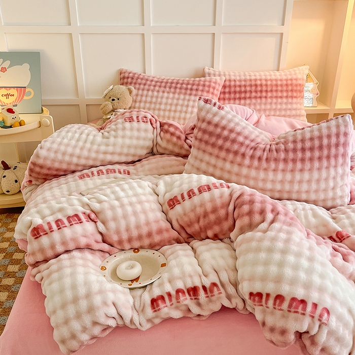 91家纺网 家纺一手货源 找家纺 金喜 2024新款牛奶绒印花泡泡四件套 泡泡牛奶绒-字母粉