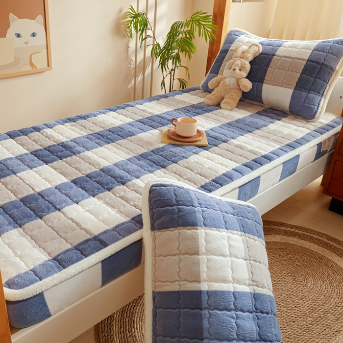 91家纺网 家纺一手货源 找家纺 鑫钰 2024新款秋冬季学生宿舍专用加厚牛奶绒床笠-暖格 暖格-蓝大格