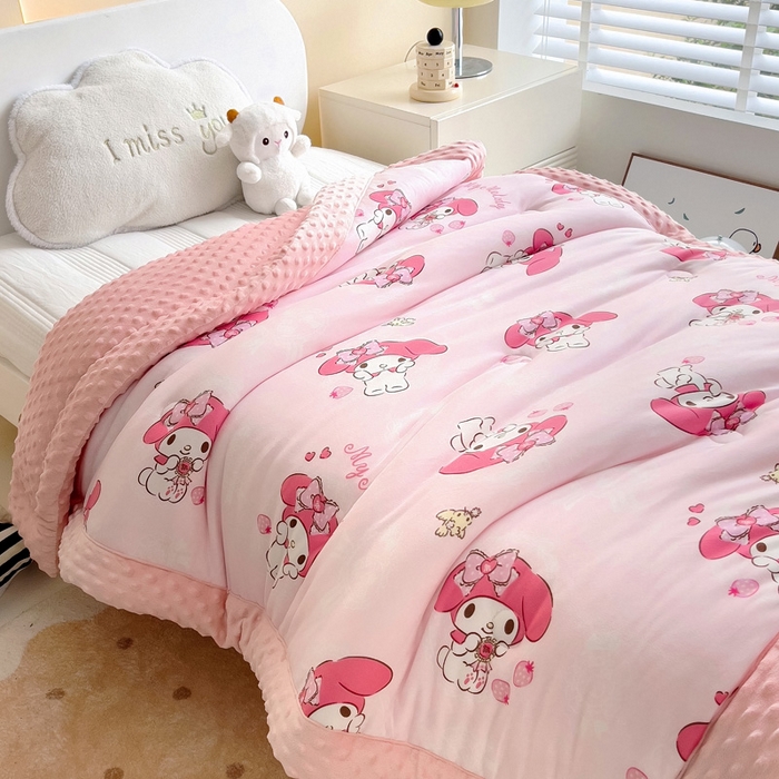 91家纺网 家纺一手货源 找家纺 乐秀家纺 2025新款A类三丽鸥针织棉豆豆被 带激光防伪吊牌 草莓美乐蒂