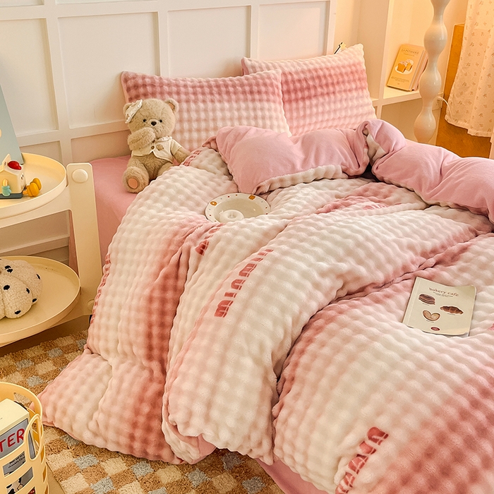 91家纺网 家纺一手货源 找家纺 金喜 2024新款牛奶绒印花泡泡四件套 泡泡牛奶绒-字母粉