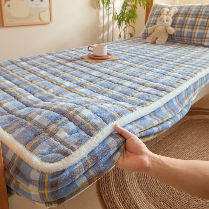91家纺网 家纺一手货源 找家纺 鑫钰 2024新款秋冬季学生宿舍专用加厚牛奶绒床笠-暖格 暖格-简希蓝