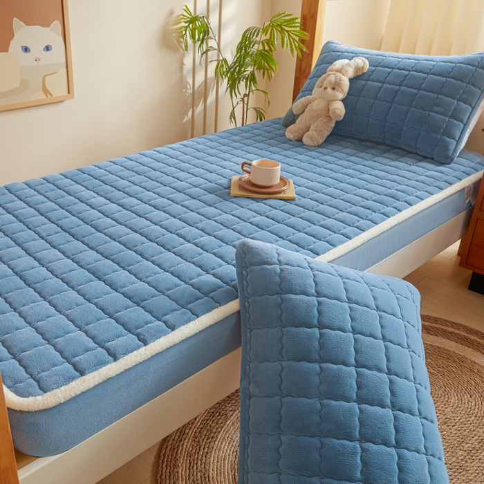 91家纺网 家纺一手货源 找家纺 鑫钰 2024新款秋冬季学生宿舍专用加厚牛奶绒床笠-暖格 暖格-湖蓝