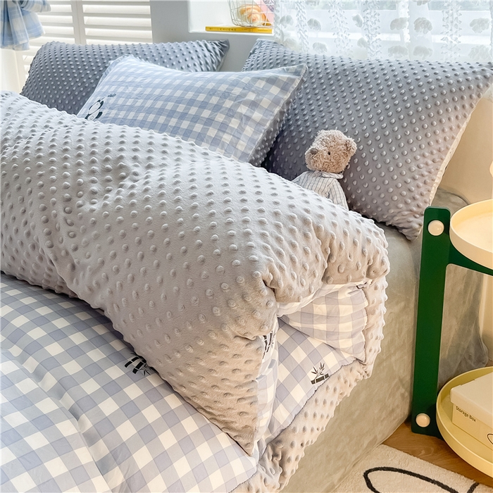 91家纺网 家纺一手货源 找家纺 佰亿莱 2024新款豆豆绒四件套 蓝格熊猫-灰