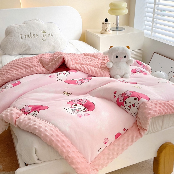 91家纺网 家纺一手货源 找家纺 乐秀家纺 2025新款A类三丽鸥针织棉豆豆被 带激光防伪吊牌 草莓美乐蒂