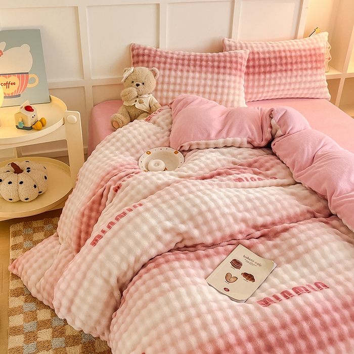 91家纺网 家纺一手货源 找家纺 金喜 2024新款牛奶绒印花泡泡四件套 泡泡牛奶绒-字母粉