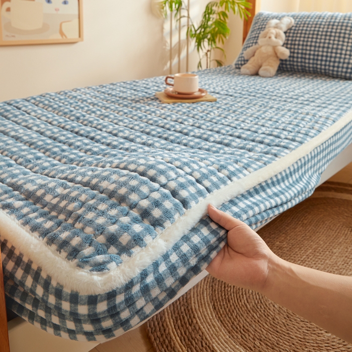 91家纺网 家纺一手货源 找家纺 鑫钰 2024新款秋冬季学生宿舍专用加厚牛奶绒床笠-暖格 暖格-蓝小格