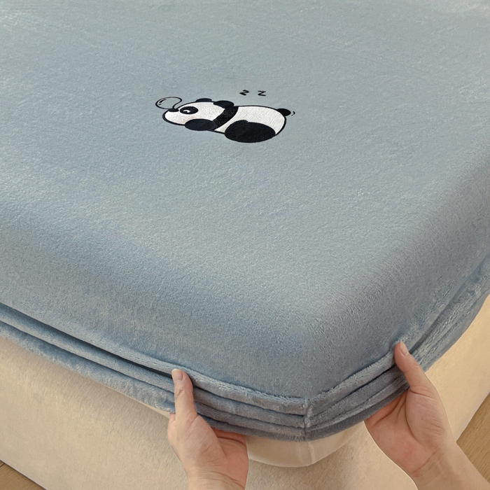 91家纺网 家纺一手货源 找家纺 梵克保罗 2024新款秋冬新款保暖加厚纯色牛奶绒泡泡熊刺绣单品单床笠 泡泡熊-淡蓝