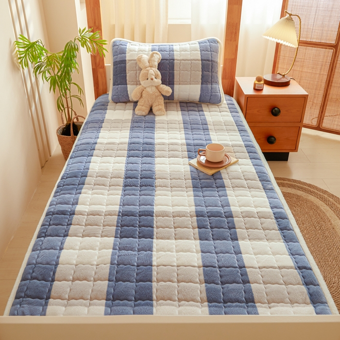 91家纺网 家纺一手货源 找家纺 鑫钰 2024新款秋冬季学生宿舍专用加厚牛奶绒床笠-暖格 暖格-蓝大格